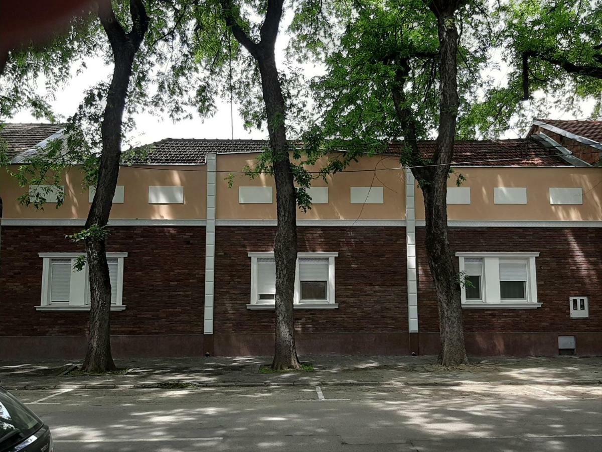 Bed&Breakfast Intermezzo Caffe Kikinda Екстер'єр фото